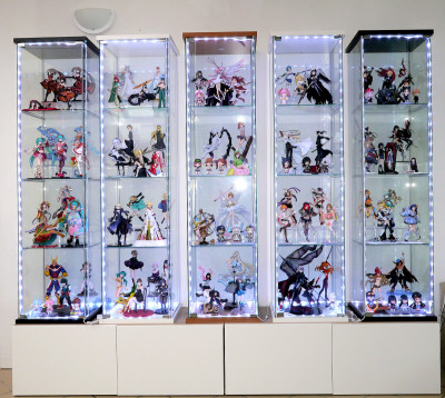 Exposer 100 figurines dans des vitrines Detolf : Joints anti-poussière, rehausseurs et éclairage