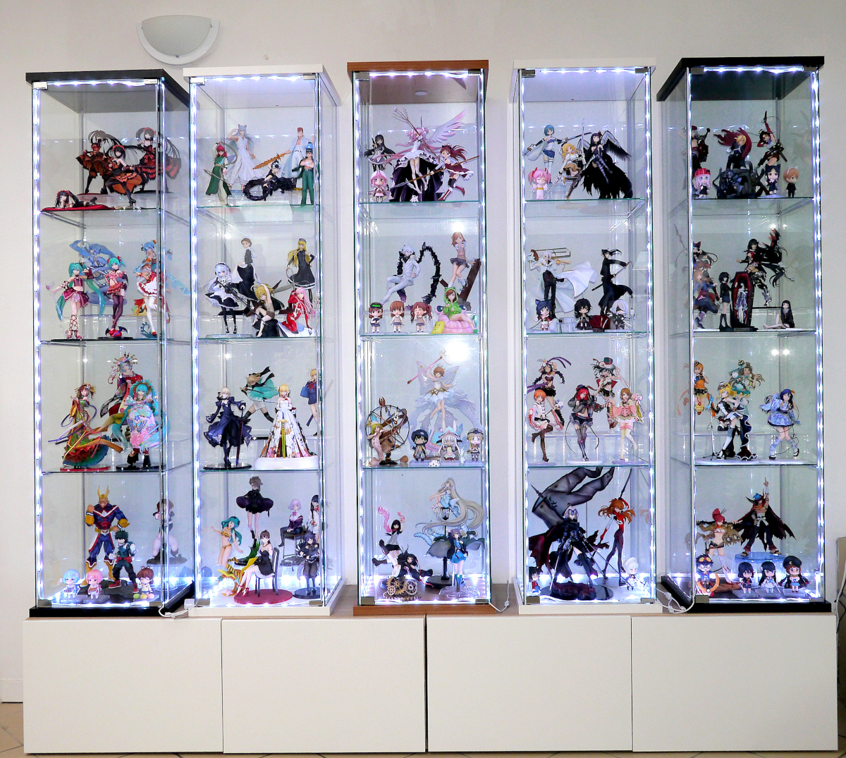 Exposer 100 figurines dans des vitrines Detolf : Joints anti