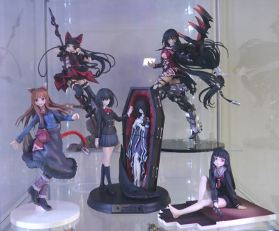 100 figurines dans des vitrines Detolf