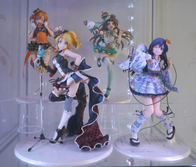 100 figurines dans des vitrines Detolf