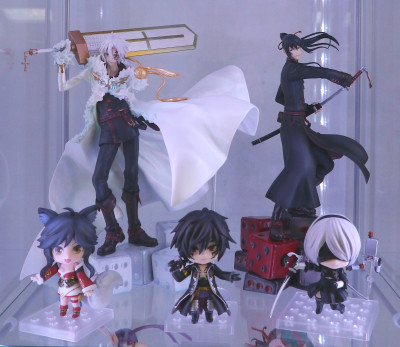 100 figurines dans des vitrines Detolf