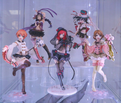 100 figurines dans des vitrines Detolf