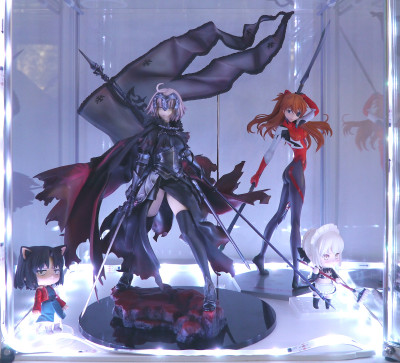 100 figurines dans des vitrines Detolf