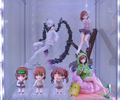 100 figurines dans des vitrines Detolf