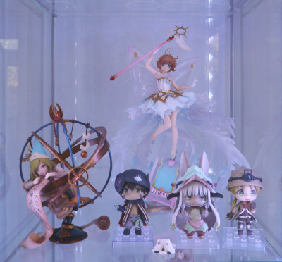 100 figurines dans des vitrines Detolf