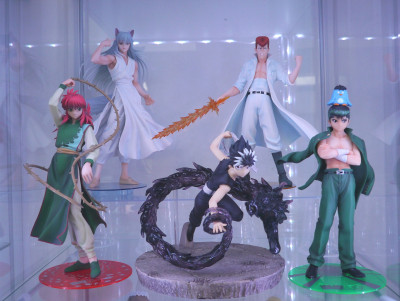 100 figurines dans des vitrines Detolf