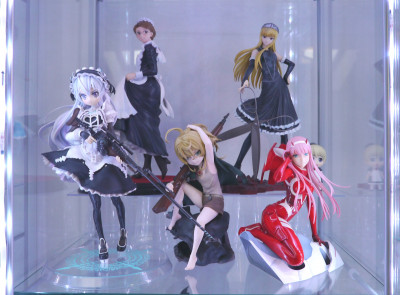 100 figurines dans des vitrines Detolf