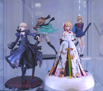 100 figurines dans des vitrines Detolf