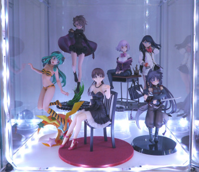 100 figurines dans des vitrines Detolf