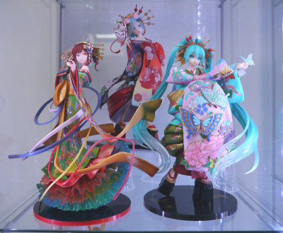 100 figurines dans des vitrines Detolf