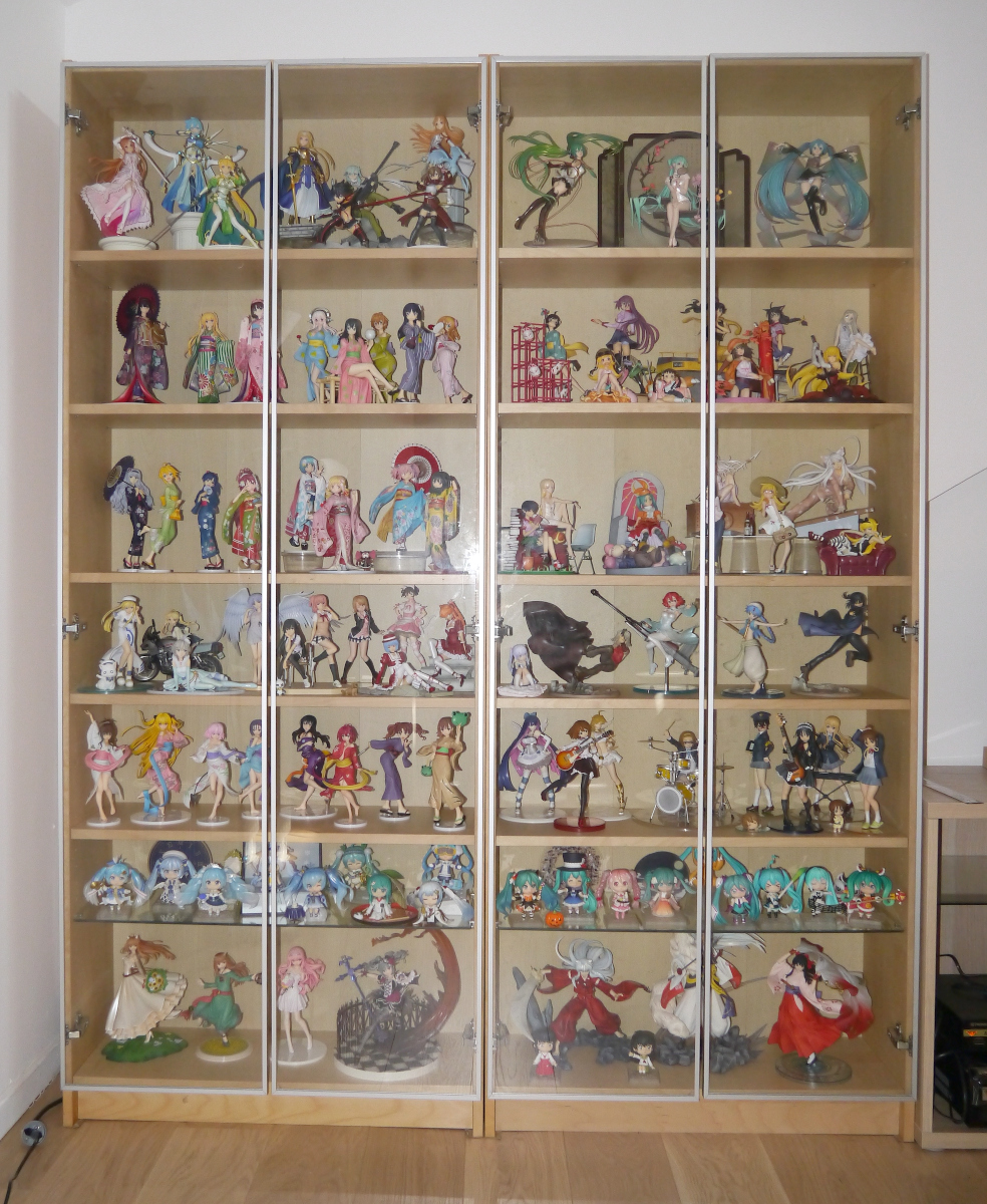 Des bibliothèques Billy et des structures Platsa en guise de vitrines pour  300 figurines